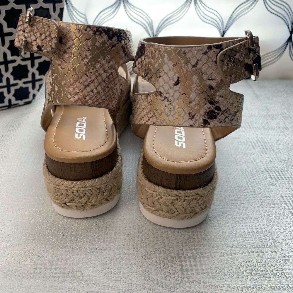 Soda Snake Skin platform Sandals women’s 6.5 or 8, 8.5,9,9.5 or 10 - Picture 8 of 16